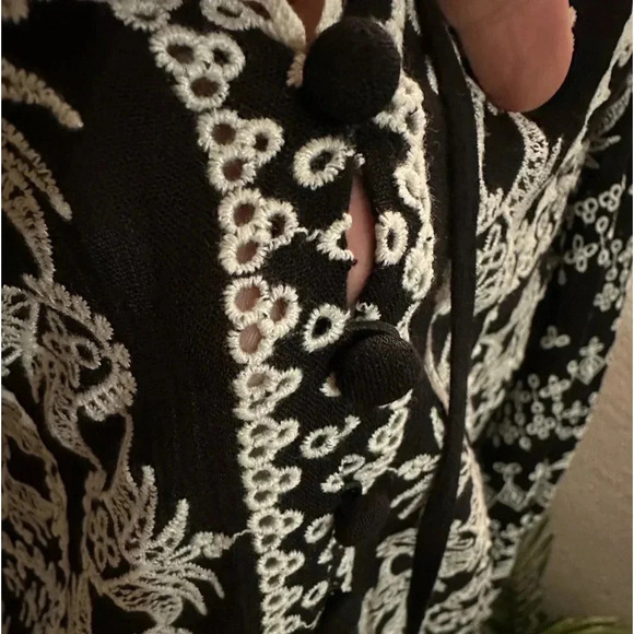 Alice + Olivia Embroidered white/black tops size S/P - Picture 7 of 11